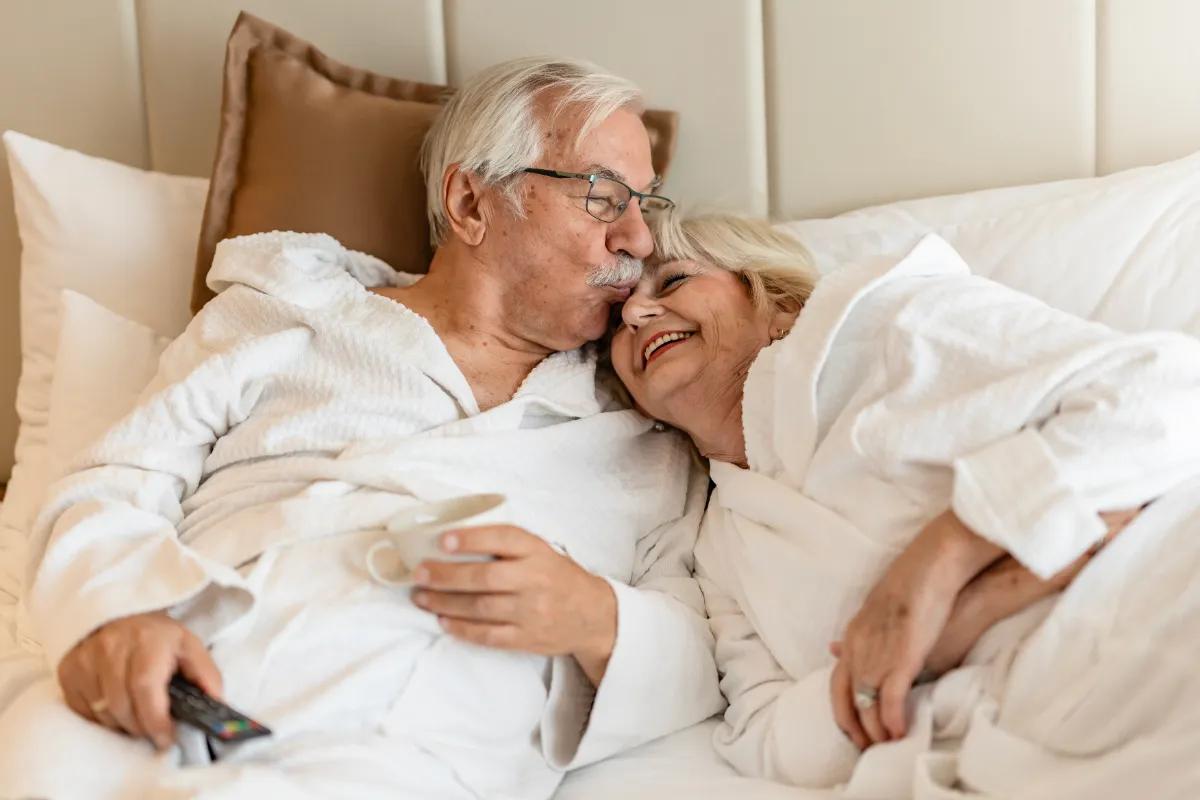 Kvällsvanor som sprider lycka på pensionen